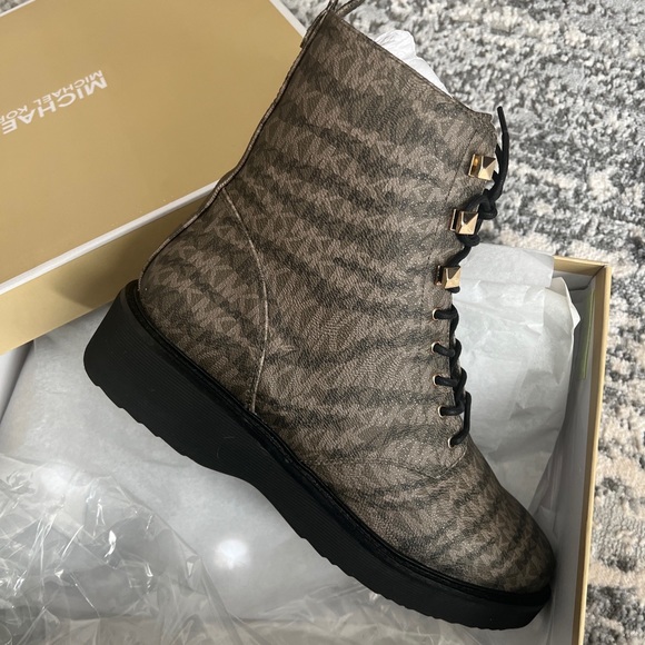 Michael Kors Haskell Tiger Logo Print Canvas Boot - Picture 5 of 7
